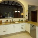 Cocina en blanco roto